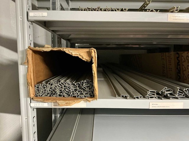 Partij diverse canalplast bedradingskokers/deksels/pvc platen (260x) - afbeelding 43 van  85