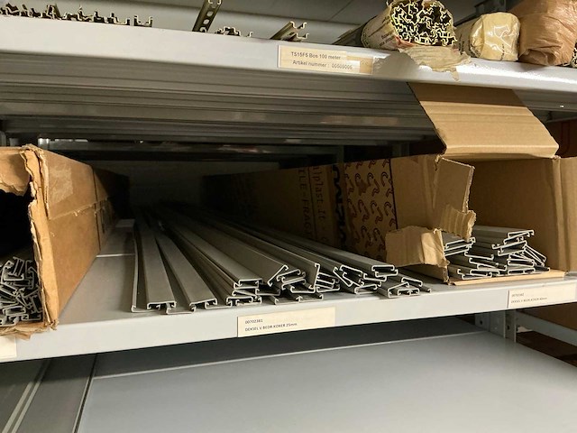 Partij diverse canalplast bedradingskokers/deksels/pvc platen (260x) - afbeelding 44 van  85