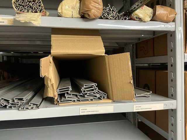 Partij diverse canalplast bedradingskokers/deksels/pvc platen (260x) - afbeelding 45 van  85