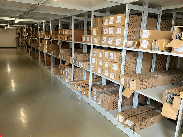 Partij diverse canalplast bedradingskokers/deksels/pvc platen (260x) - afbeelding 1 van  85