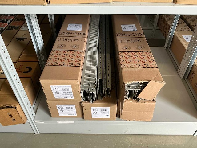 Partij diverse canalplast bedradingskokers/deksels/pvc platen (260x) - afbeelding 55 van  85