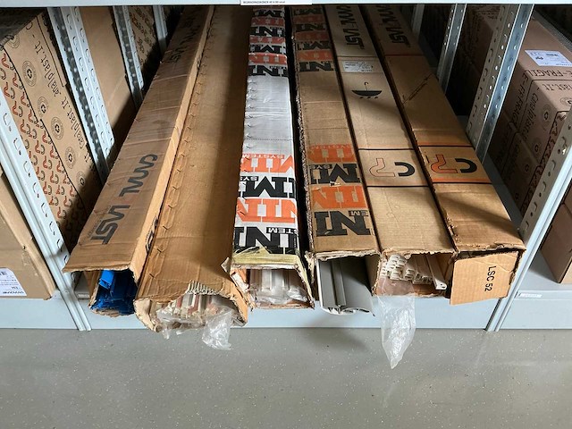 Partij diverse canalplast bedradingskokers/deksels/pvc platen (260x) - afbeelding 57 van  85