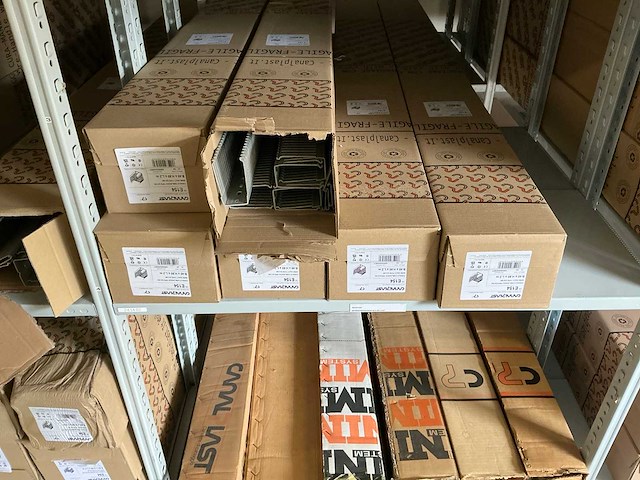 Partij diverse canalplast bedradingskokers/deksels/pvc platen (260x) - afbeelding 59 van  85