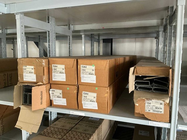 Partij diverse canalplast bedradingskokers/deksels/pvc platen (260x) - afbeelding 60 van  85