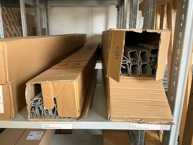 Partij diverse canalplast bedradingskokers/deksels/pvc platen (260x) - afbeelding 54 van  85