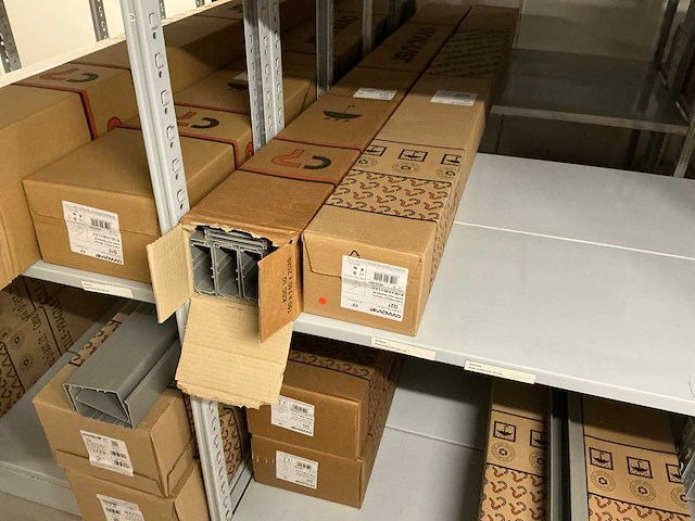 Partij diverse canalplast bedradingskokers/deksels/pvc platen (260x) - afbeelding 85 van  85