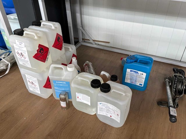 Partij diverse chemicaliën en reinigingsmiddelen - afbeelding 1 van  9
