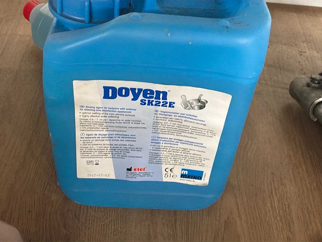 Partij diverse chemicaliën en reinigingsmiddelen - afbeelding 2 van  5