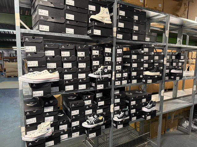 Partij diverse converse all stars sneakers (105x) - afbeelding 1 van  28