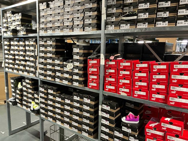 Partij diverse converse/puma kinderschoenen (401x) - afbeelding 1 van  32