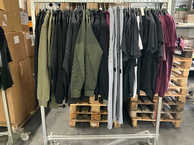 Partij diverse cruyff vesten/broeken/tshirts (52x) - afbeelding 1 van  11