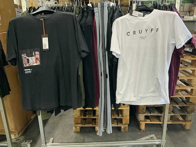 Partij diverse cruyff vesten/broeken/tshirts (52x) - afbeelding 6 van  11