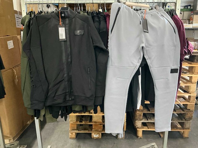 Partij diverse cruyff vesten/broeken/tshirts (52x) - afbeelding 5 van  11