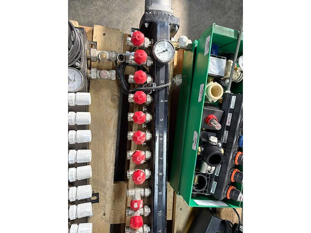 Partij diverse cv / verwarming onderdelen - afbeelding 1 van  1