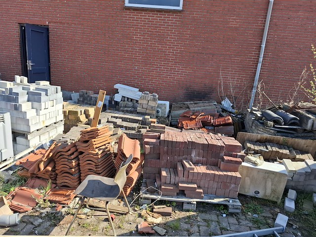 Partij diverse dakpannen en metselstenen - afbeelding 1 van  9