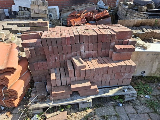 Partij diverse dakpannen en metselstenen - afbeelding 2 van  9