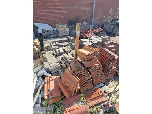 Partij diverse dakpannen en metselstenen - afbeelding 6 van  9