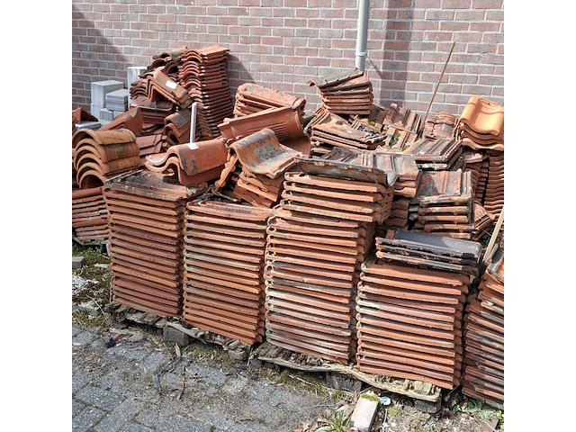 Partij diverse dakpannen - afbeelding 1 van  6