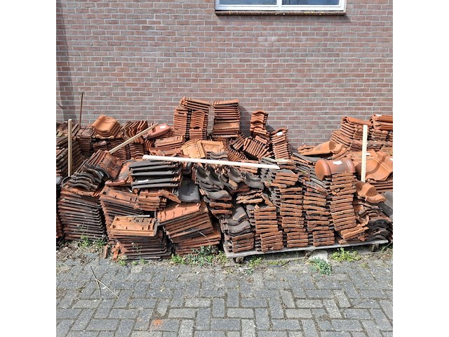 Partij diverse dakpannen - afbeelding 1 van  6