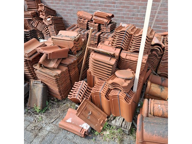 Partij diverse dakpannen - afbeelding 1 van  5