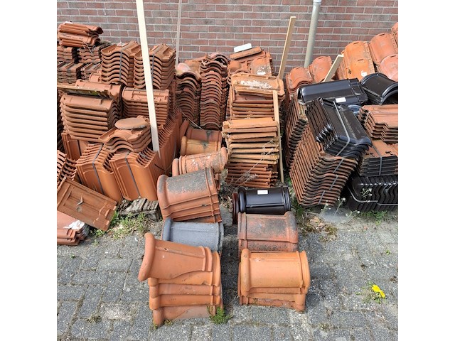 Partij diverse dakpannen - afbeelding 1 van  6