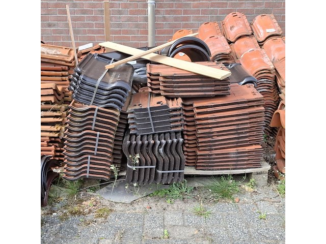 Partij diverse dakpannen - afbeelding 1 van  4
