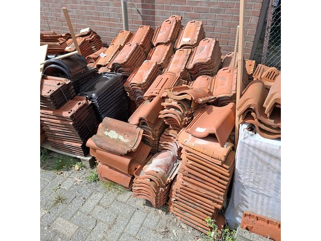 Partij diverse dakpannen - afbeelding 1 van  6