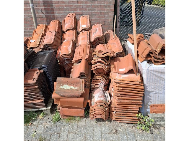Partij diverse dakpannen - afbeelding 2 van  6