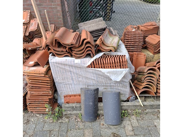 Partij diverse dakpannen - afbeelding 1 van  4