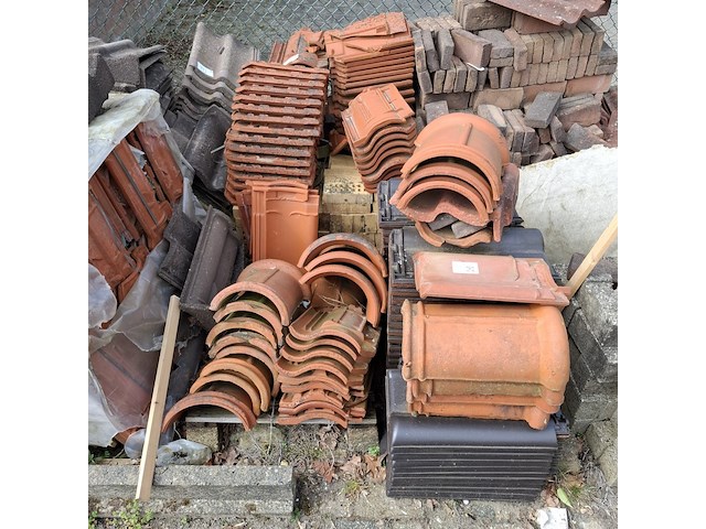 Partij diverse dakpannen - afbeelding 1 van  6