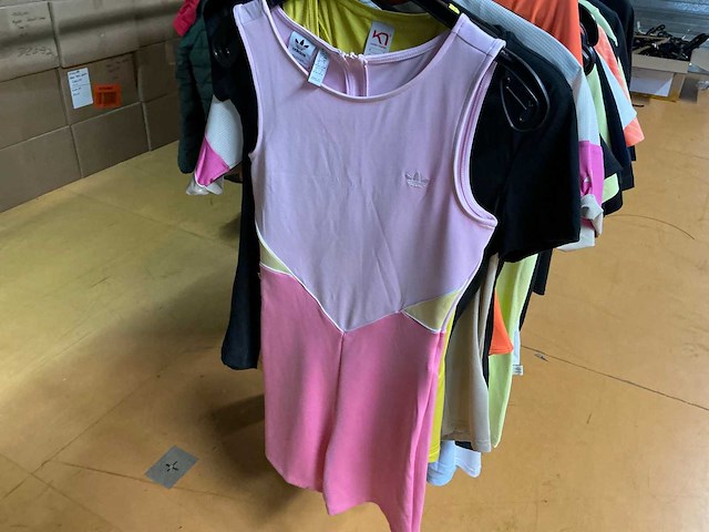 Partij diverse dames sport tops o.a adidas/under armour/nike etc (48x) - afbeelding 2 van  13