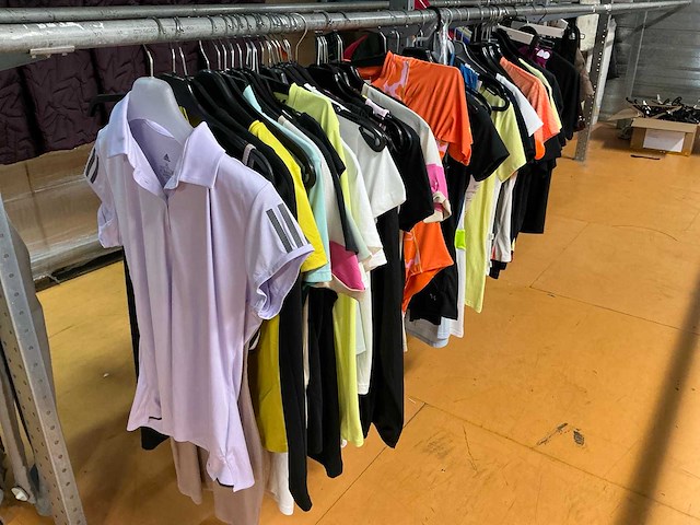 Partij diverse dames sport tops o.a adidas/under armour/nike etc (48x) - afbeelding 1 van  13