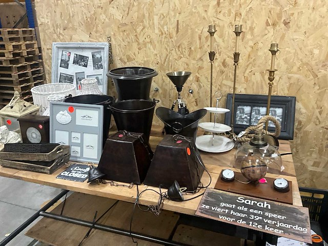 Partij diverse decoratiematerialen - afbeelding 1 van  14