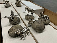 Partij diverse decoratieve beeldjes op steen (1000x) - afbeelding 1 van  9