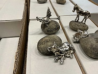 Partij diverse decoratieve beeldjes op steen (1000x) - afbeelding 2 van  9