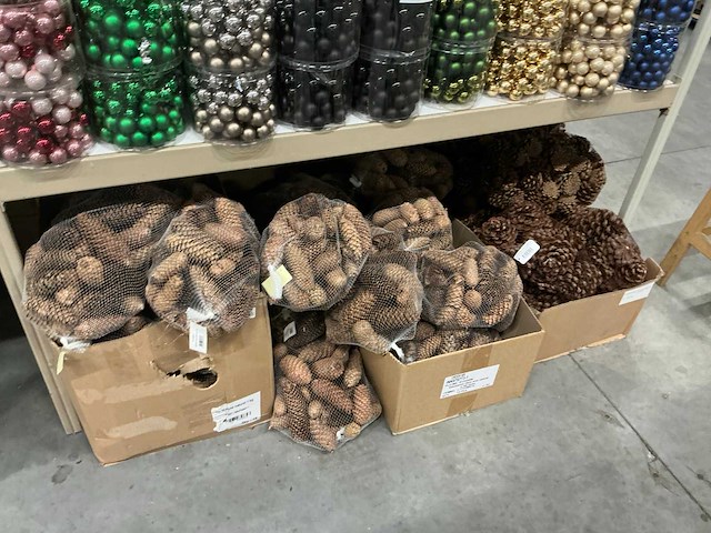 Partij diverse decoratieve dennenappels 1kg/net (39x) - afbeelding 1 van  3