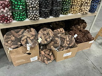 Partij diverse decoratieve dennenappels 1kg/net (39x) - afbeelding 1 van  3
