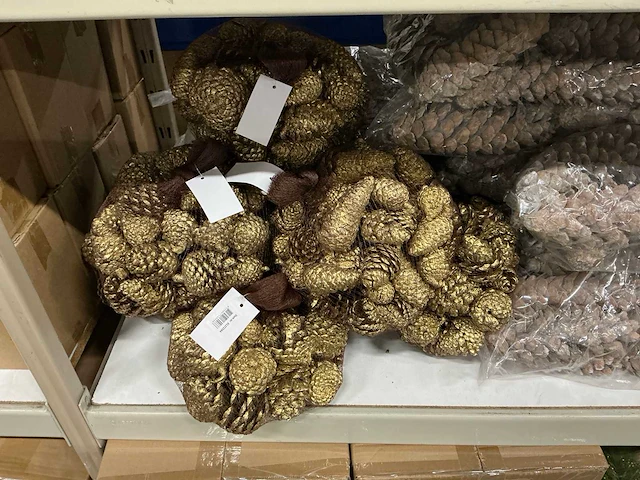 Partij diverse decoratieve dennenappels (32 netten) - afbeelding 7 van  8