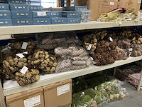 Partij diverse decoratieve dennenappels (32 netten) - afbeelding 1 van  6
