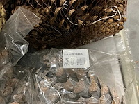 Partij diverse decoratieve dennenappels (32 netten) - afbeelding 5 van  6