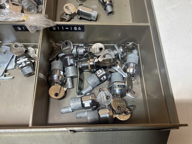 Partij diverse delicatessenwinkels met bijbehorende sleutels - afbeelding 9 van  14