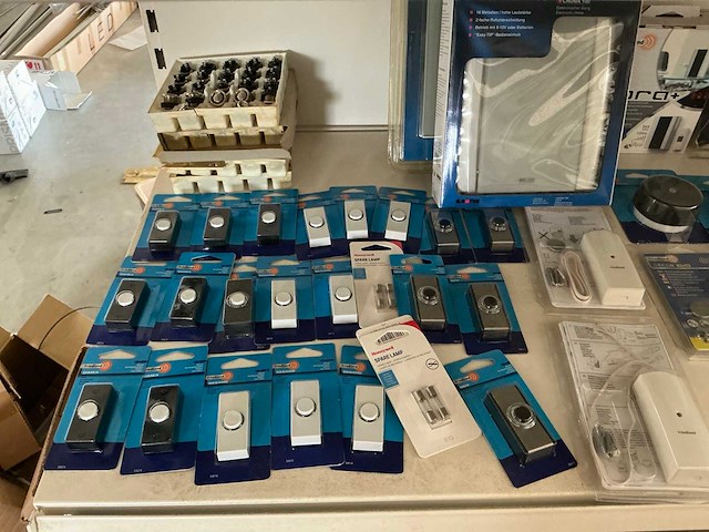Partij diverse deurbellen/battery chargers/etc (142x) - afbeelding 10 van  11