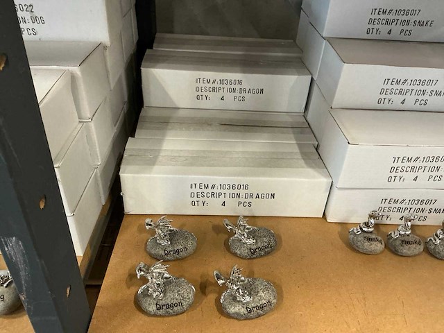 Partij diverse dieren beeldjes op steen (1344x) - afbeelding 6 van  18