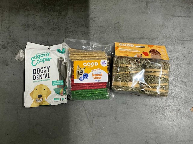 Partij diverse dieren voeding (13x) - afbeelding 1 van  5
