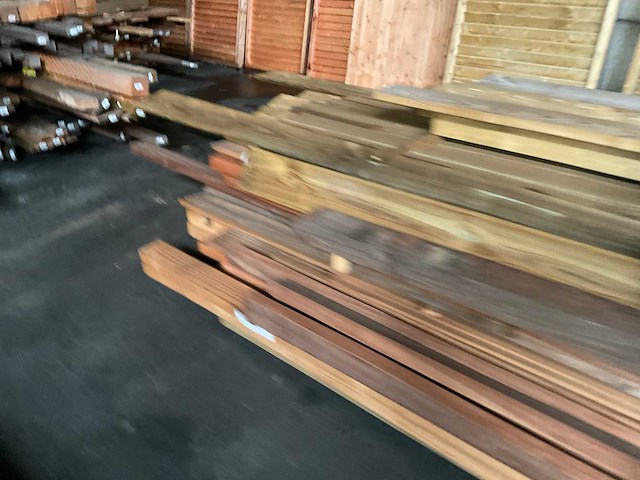 Partij diverse douglas geïmpregneerde planken lengte 300-600 cm - afbeelding 9 van  14