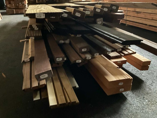 Partij diverse douglas geïmpregneerde planken lengte 300-600 cm - afbeelding 12 van  14