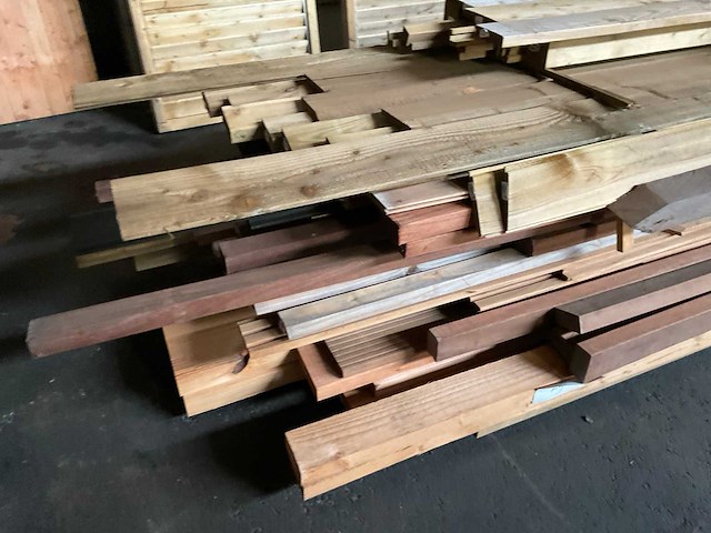 Partij diverse douglas geïmpregneerde planken lengte 300-600 cm - afbeelding 6 van  9