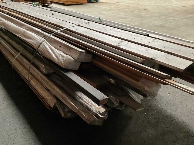 Partij diverse douglas redcedar planken lengte 250-400 cm. - afbeelding 9 van  11