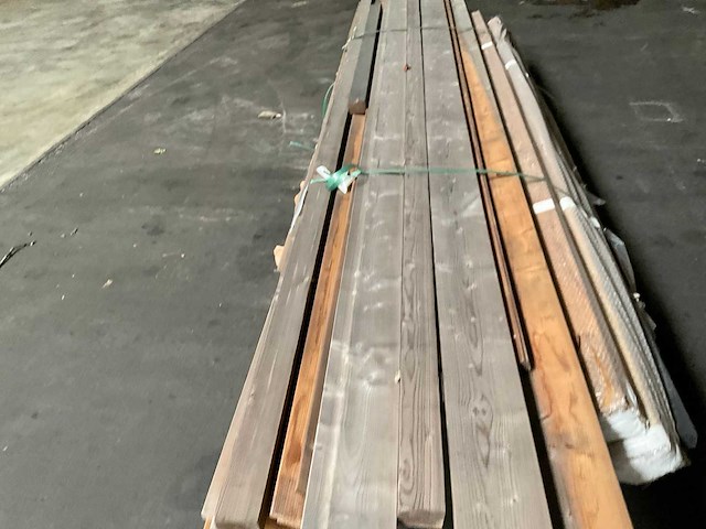 Partij diverse douglas redcedar planken lengte 250-400 cm. - afbeelding 2 van  8