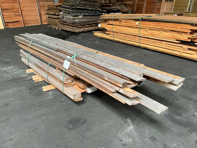 Partij diverse douglas redcedar planken lengte 250-400 cm. - afbeelding 1 van  8